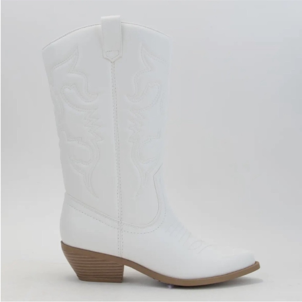 3 pairs of women’s white boots